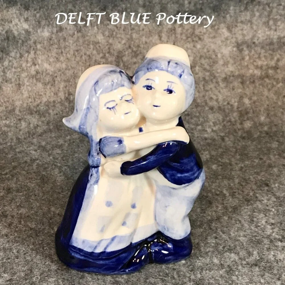 Delft Blue Hand Painted Pottery Hugging Couple Figurine - Picture 1 of 6